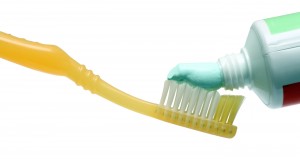 Como-limpar-bijuterias-pasta-de-dente_0