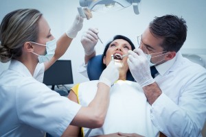 dentista-examinando-a-boca-de-uma-mulher-foto-wavebreakmediashutterstockcom-00000000000167E6
