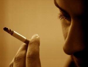 mulher-fumando-cigarro-tabagismo-1282835229171_300x230